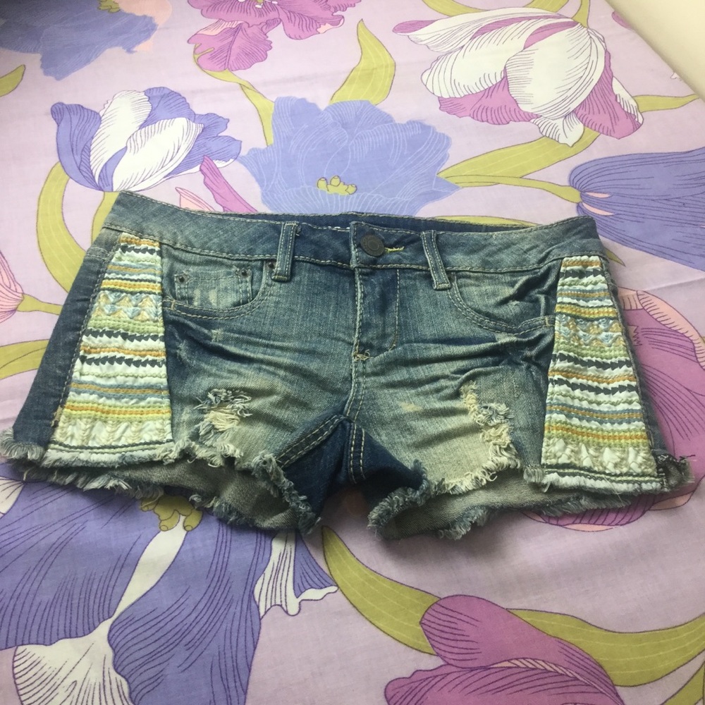 NWOT Distressed Embroidered Stretch. Jean  shorts Juniors 7 Mossimo